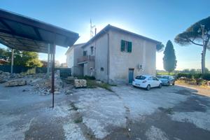 Edificio indipendente su due livelli