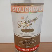 Bottiglia vuota Stolichnaya vodka