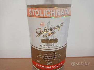 Bottiglia vuota Stolichnaya vodka