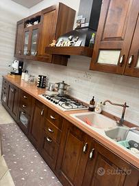 cucina in legno completa di tutto