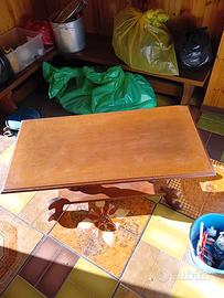 Tavolo in legno per il soggiorno 
