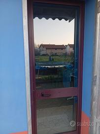 Porta in alluminio con vetro anti sfondamento