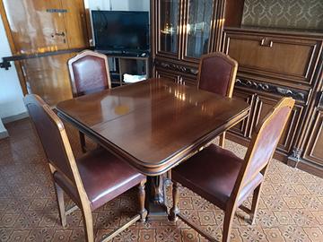 Tavolo in legno con sedie 