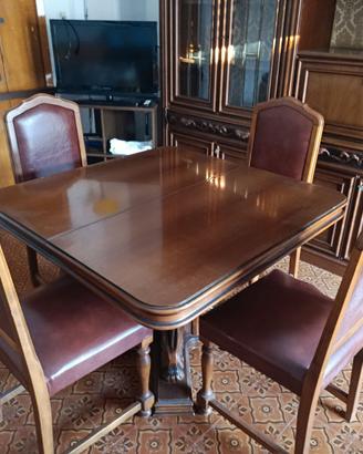 Tavolo in legno con sedie 