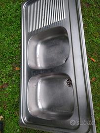 Lavandino in acciaio