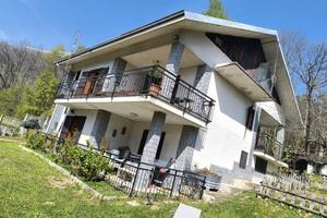 Immobile con cinque appartamenti e terreno