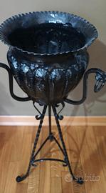 Vaso con piedistallo in ferro battuto