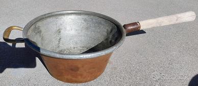 Antico paiolo in rame stagnato con manico in legno