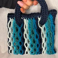 Borsa piccola a rete blu azzurro uncinetto