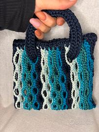 Borsa piccola a rete blu azzurro uncinetto