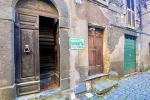 4 LOCALI A VALENTANO