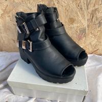 Stivaletti con punta aperta