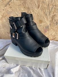 Stivaletti con punta aperta