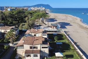 ABITAZIONE FRONTE MARE CON TERRAZZO E POSTO AUTO