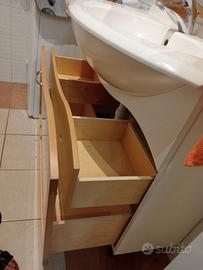Lavandino con mobile da bagno