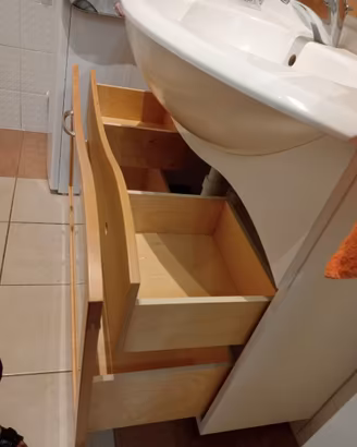 Lavandino con mobile da bagno