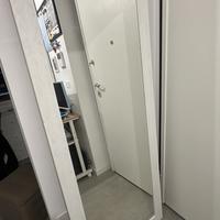 Specchio con cornice in legno bianco