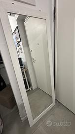 Specchio con cornice in legno bianco