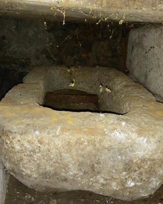 mangiatoia di pietra antica