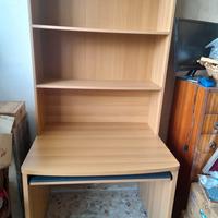 scrivania con libreria sopra