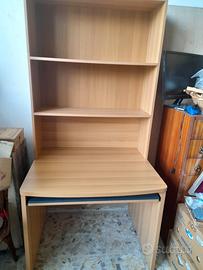 scrivania con libreria sopra