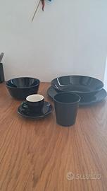 servizio piatti colore nero