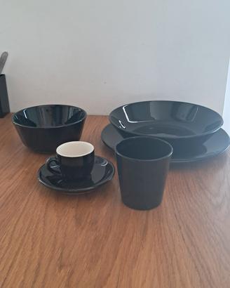 servizio piatti colore nero