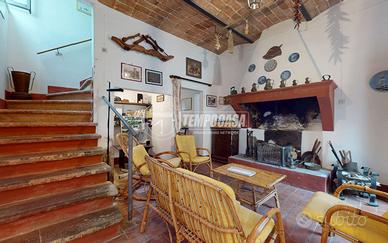 BORGO CON DUE CASE INDIPENDENTI, GARAGE E TERRENO