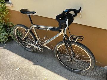 Bicicletta gravel custom su telaio in titanio