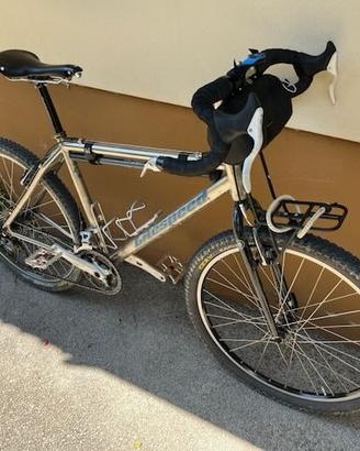 Bicicletta gravel custom su telaio in titanio