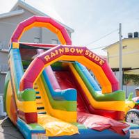 SCIVOLO GONFIABILE TEMA ARCOBALENO