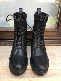 Scarponcino donna stile anfibio nero