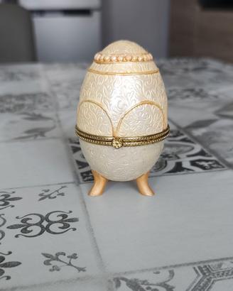 Uovo di struzzo decorato, a scatola, apribile