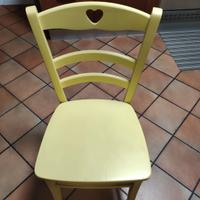 sedie in legno colore giallo
