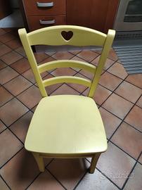 sedie in legno colore giallo