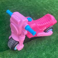 Moto cavalcabile rosa per bambini