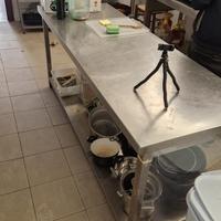 Due tavoli da lavoro per cucina industriale