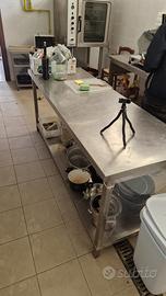 Due tavoli da lavoro per cucina industriale