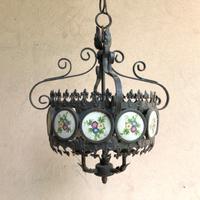 Vecchio lampadario in ferro e dischetti ceramica