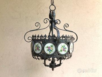 Vecchio lampadario in ferro e dischetti ceramica
