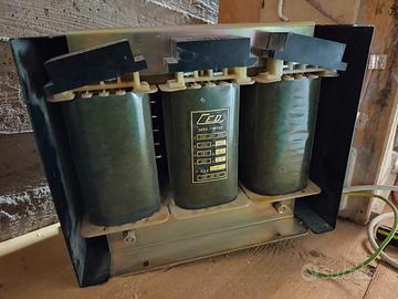 trasformatore trifase 