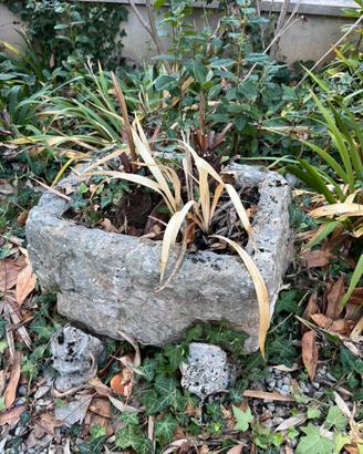 Piccola fioriera in Pietra scavata a mano