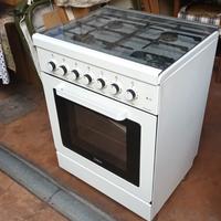 Cucina 4  fuochi a gas più forno elettrico