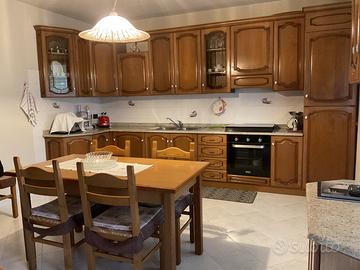 Cucina in noce con frigo A+, forno e 5 fuochi