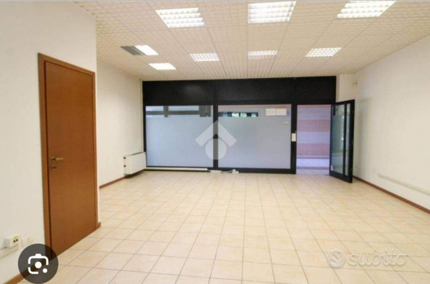 Locale di 50mq PARCHEGGIO GRANDE disponibile