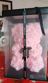 2 orsacchiotti con boccioli di rose 