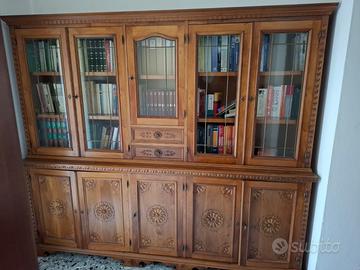 Libreria con vetrina in legno di noce