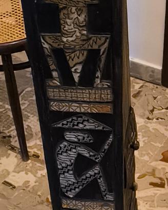 Piccola cassettiera in stile egiziano 