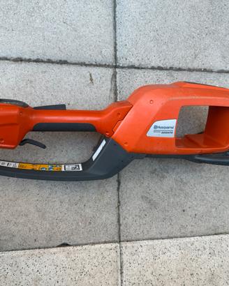 Husqvarna tagliasiepi e decespugliatore