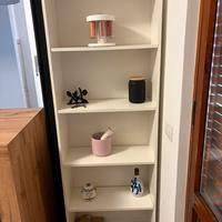 Mobile bianco con scaffali